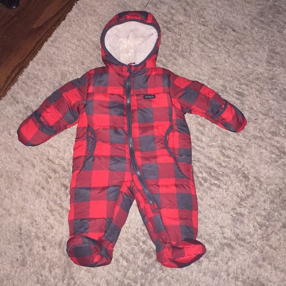 Oshkosh snowsuit 6/9m Never worn